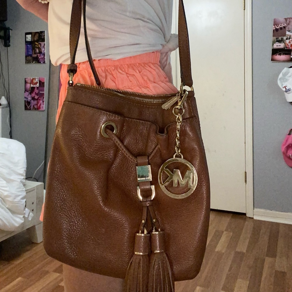 Small Michael Kors cross body! Perfect size